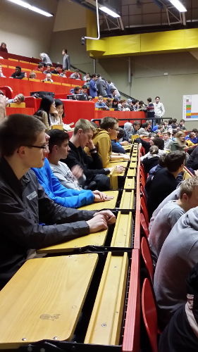 Schülerinnen und Schüler im Hörsaal der Uni Konstanz